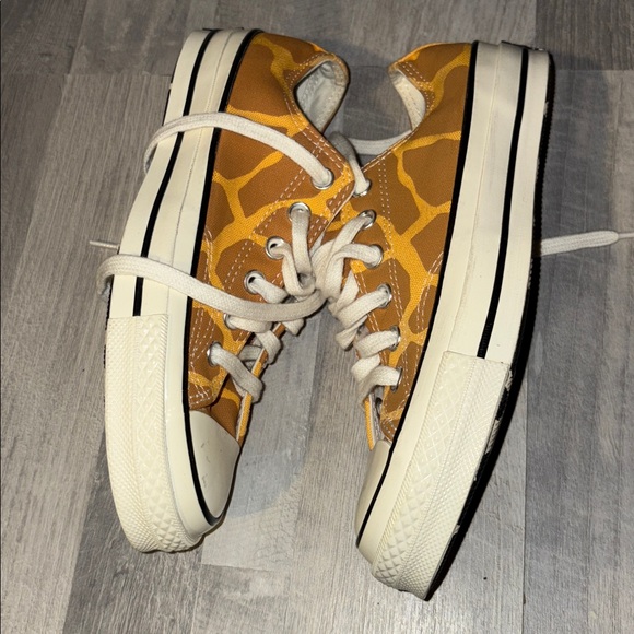 Lightly worn converse Giraffe sneakers - size 7 women’s/5 men’s - Picture 6 of 8